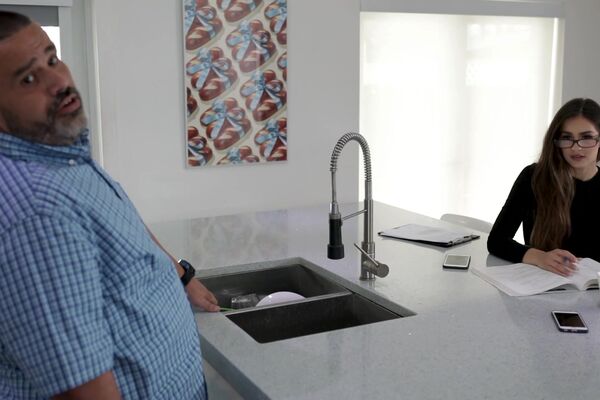 'Essen'-Szene aus Sofie Reyez - Forbidden Family Affairs 25