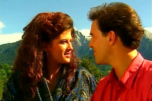 'Bett'-Szene aus Angelica Bella, Deborah Wells & Lara Sanchez - Heidi 5 - Heidi und die lustigen Spritzbuben der Berge