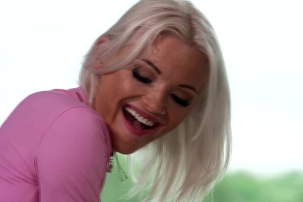 'Skinny'-Szene aus Tiffany Tatum & Zazie Skymm - Skinny But Not Teeny!