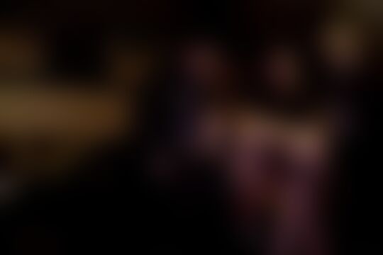 'Devot'-Szene aus Edle Wäsche, verdorbenes Benehmen: Die gehorsame Ehefrau Claire Castel bedient drei Schwänze