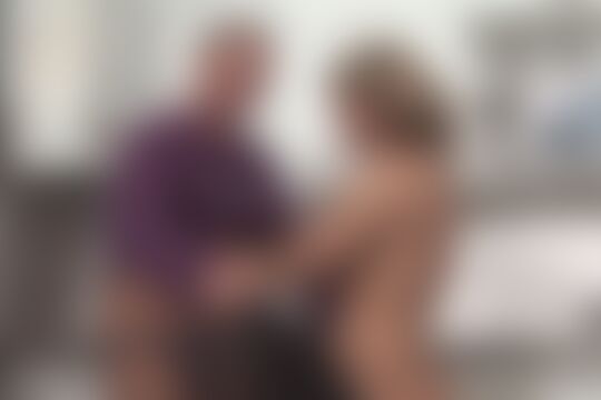 'Küche'-Szene aus Wo wird die Hausfrau gefickt? In der Küche wird die Hausfrau gefickt!