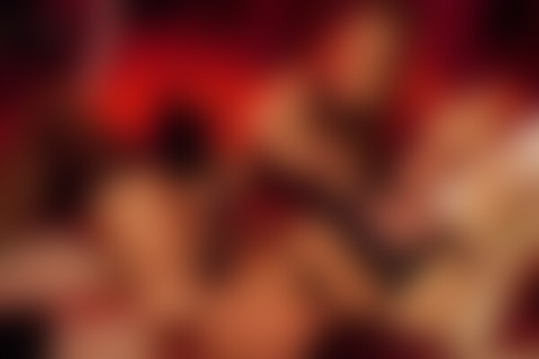 'Submission'-Szene aus Claire Castel, Elodie Cherie & Lana Rhoades - 40th Anniversary: Submission