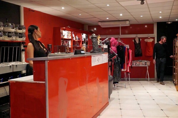 'Nackt in der Öffentlichkeit'-Szene aus Ania Kinski - The Sex Shop Employee