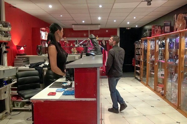 'Nackt in der Öffentlichkeit'-Szene aus Catalya Mia - The Sex Shop Employee