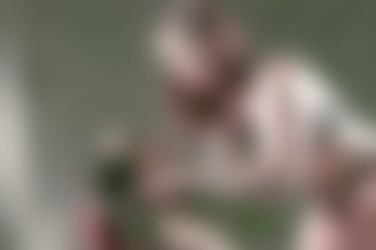 'Farm'-Szene aus Die dominante Tätowierte Karmen Karma hat Spass mit der fixierten scharfen Megan Rain