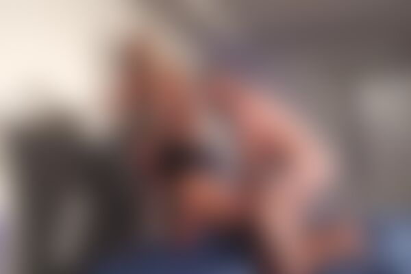 'Busty'-Szene aus Alura Jenson & Misty Meaner - Busty Wives Who Share 2