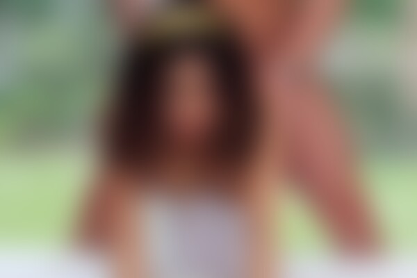 'Shower'-Szene aus Isabella Jules - Touch of the Younger Kind 16