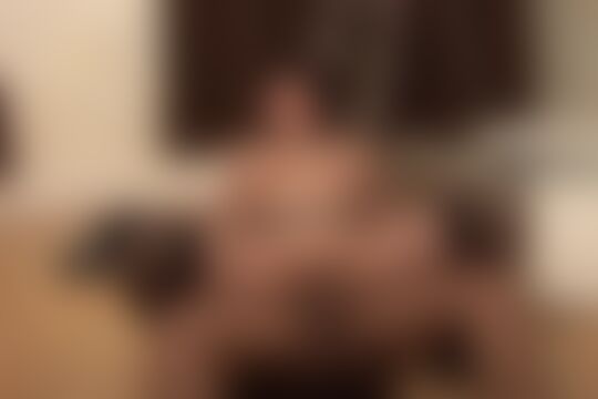 'Strapse'-Szene aus Hausfrau in Strapsen und ohne Höschen von der Arbeit abgehalten