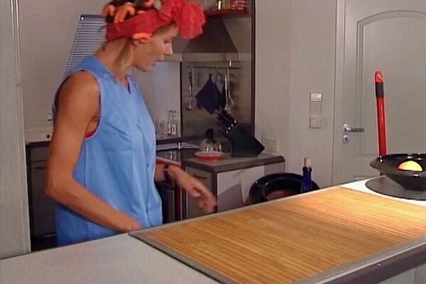 'Küche'-Szene aus Große blonde Putzfrau in der Küche gebumst