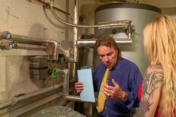 'Handwerker'-Szene aus Die tätowierte blonde Supersau Kitty Blair lässt sich den fetten Kolben des Handwerkers in den Arsch schieben