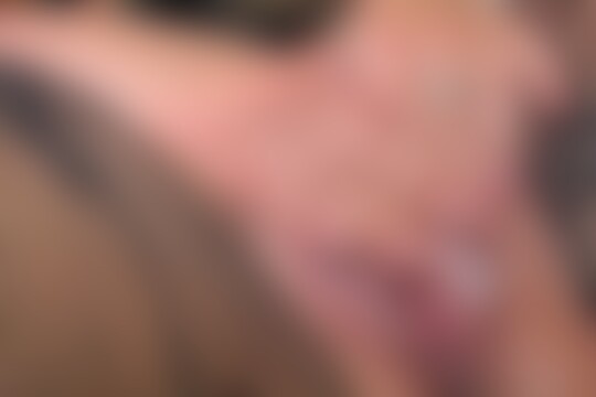 'Mollig'-Szene aus Mollige blonde Hausfrau untervögelt im Latexkleid