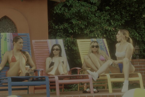 'Geld'-Szene aus Anna Claire Clouds, Blake Blossom & Gizelle Blanco - Cheerleaders Behaving Badly