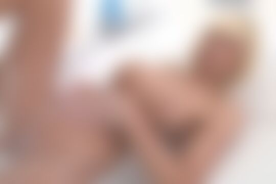 'Dusche'-Szene aus Laureen Pink duscht