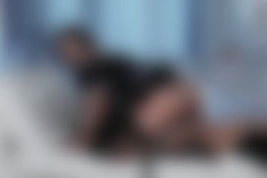 'Herrin'-Szene aus Das hinreißende brünette Dienstmädchen Marie Clarence bekommt einen Schwanz in den Arsch in ihrer schwarzen Uniform