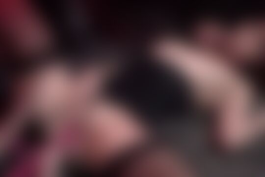 'Ehefrau'-Szene aus Die kleine devote Ariel Rebel in den Händen der schönen dominanten Samantha Bentley