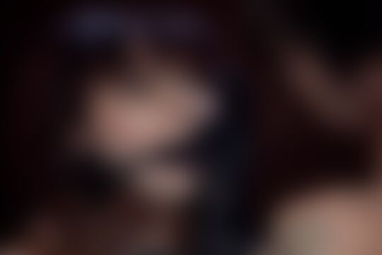 'Sklavin'-Szene aus Das tätowierte Babe Nikita Bellucci trägt schwarze Lederhandschuhe während sie ihre Teenie-Sklavin dominiert