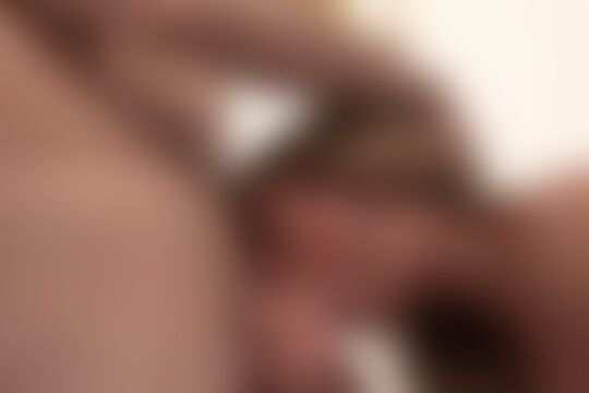 'Hängetitten'-Szene aus Gut gebräunte Hausfrau mit Hängetitten will wieder blasen (und ficken)