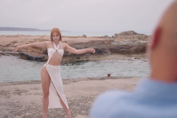 'Alm'-Szene aus Candee Licious & Dolly Dyson - Models unter Palmen