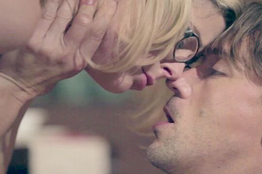 'Submission'-Szene aus Die unschuldige blonde Brillenträgerin Penny Pax gehorcht ihrem neuen Boss