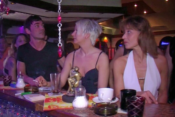 'Hängetitten'-Szene aus Treffpunkt Swingerclub (Deutschland Porno) Szene 1