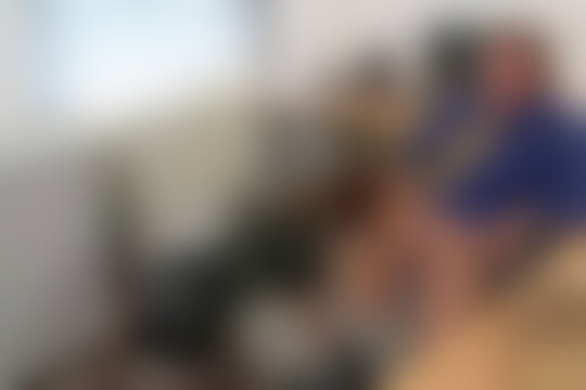 'Korsett'-Szene aus Die brünette Sekretärin mit Brille Valeria Jones lässt sich im Büro die Rosette versilbern