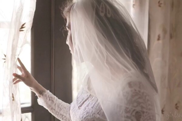 'Happy End'-Szene aus April O'Neil, Bella Rolland & Whitney Wright - Happy Bride