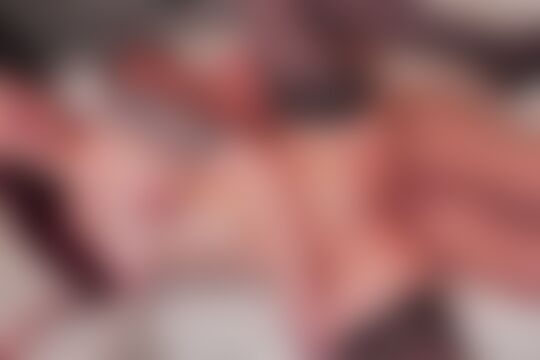 'Redhead'-Szene aus Der tätowierte Pin-Up Rotschopf Amber Ivy hat sinnlichen Sex auf der Couch