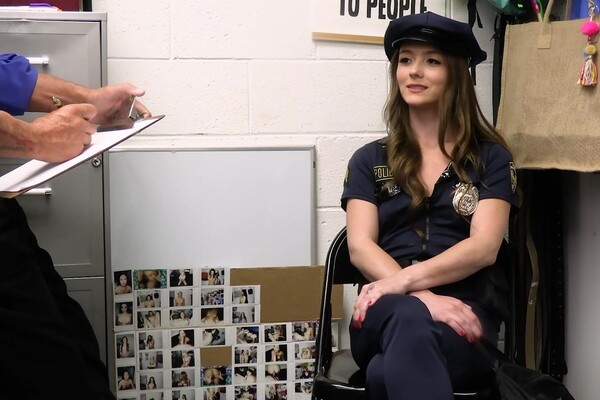 'Polizei'-Szene aus Mira Monroe - Shoplyfter 21