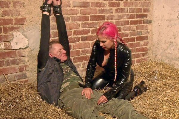 'Stewardess'-Szene aus Mia De Berg - Deutsche Schlampen