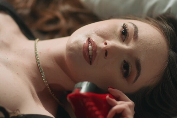 'Verheiratet'-Szene aus Hazel Moore - Girl Meets Boys