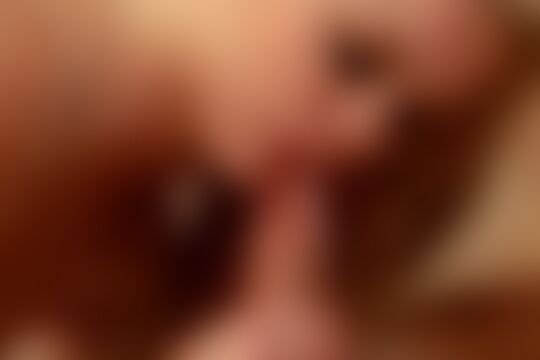 'Paar'-Szene aus Stifvolles Paar kommt am Kamin mit großer Leidenschaft zur Sache