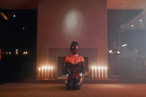 'Latex'-Szene aus Sordid Stories: Kayden Kross & Aidra Fox