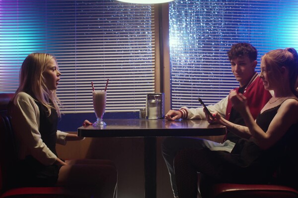 'Mollig'-Szene aus Coco Lovelock & Madi Collins - Three 4