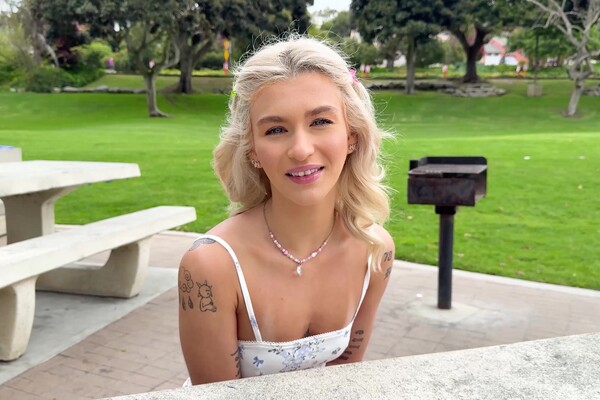 'Premium'-Szene aus Emma Rosie - Tiny 3