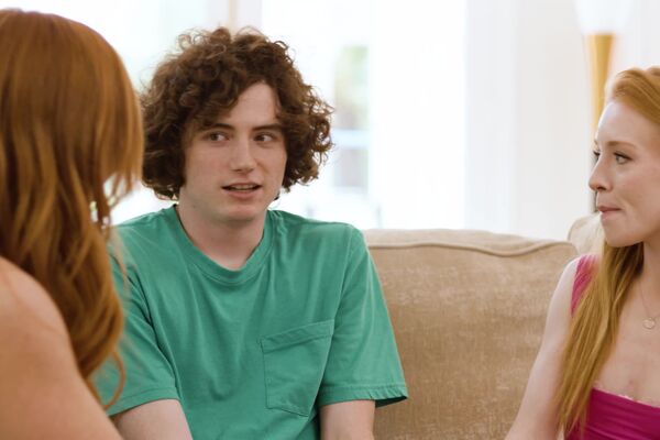 'Mollig'-Szene aus Madi Collins & Sophia Locke - Invite Your Little Friend