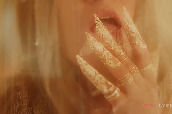 'Umschnalldildo'-Szene aus Sabien DeMonia - Un-Pure Evil