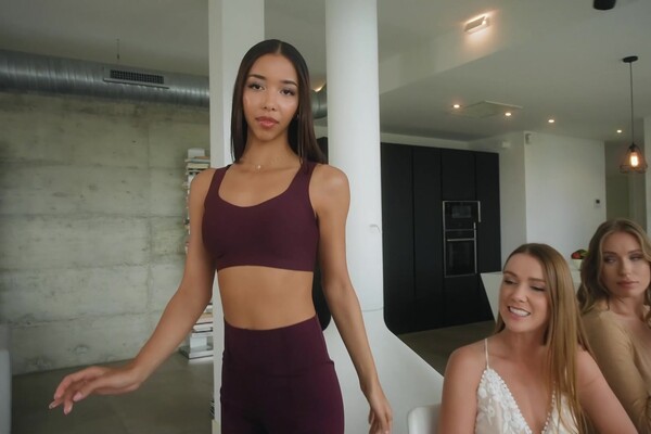 'Kino'-Szene aus Alexis Crystal & Karina King - Die Villa der Versuchung