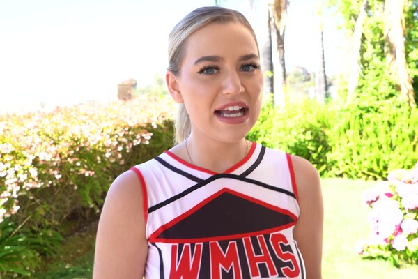 'Cheerleader'-Szene aus Blake Blossom - Hot & Horny Cheerleaders