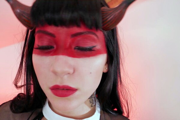 'Gothic'-Szene aus Charlotte Sartre - Gangbang Devils