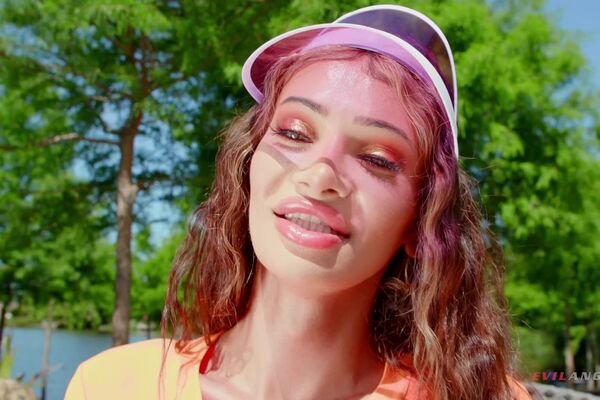 'Dildo'-Szene aus Bella Joie & Victoria Grant - Aubrey Kate’s Wet 'N Wild