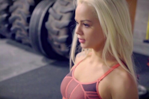 'Gym'-Szene aus Elsa Jean - Gym Honey