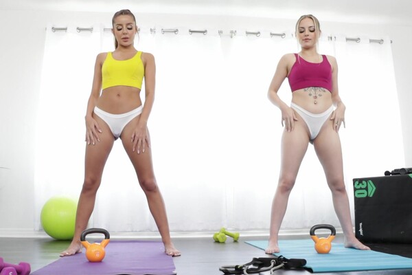 'Fitnessstudio'-Szene aus Anna Claire Clouds & Vanna Bardot - Lesbian Workout 5