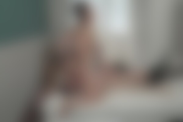 '18 Jahre alt'-Szene aus Busty & Hairy MILFs On The Prowl 2 (Mature XXX) Szene 1