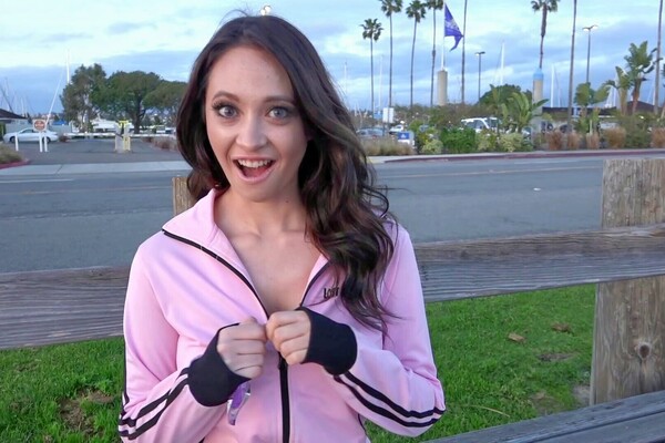 'Parkplatz'-Szene aus Quinn Wilde - Young And Busty