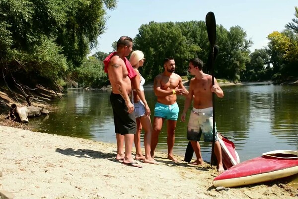 'Party'-Szene aus Chloe Lacourt - Xtreme Sex Party