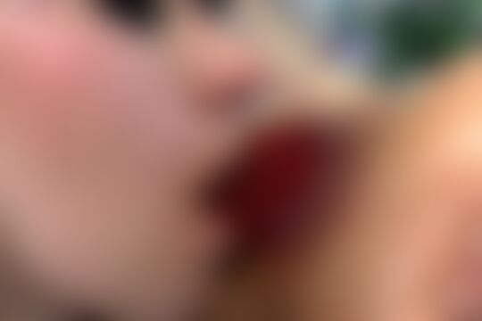 'Alien'-Szene aus Zwei dunkelhaarige Aliengirls genießen Gaping mit Spielzeugen