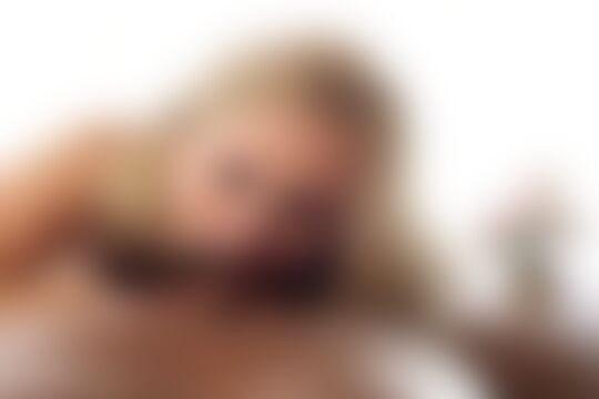 'Kinky'-Szene aus Julia Ann - Interracial MILF Massage