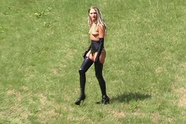 'Wald'-Szene aus Fetish Love: Latex x Pirsch (Inflagranti) Szene 1