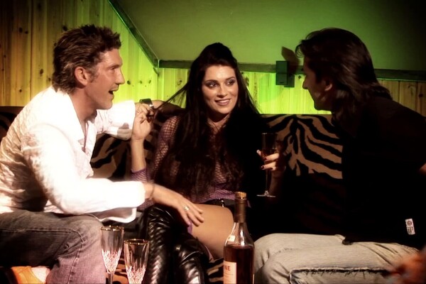 'Schlucken'-Szene aus Tony James - Achtung! Fickverrückte Schluck-Schlampen