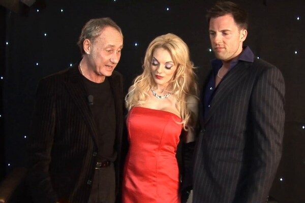 'Schlucken'-Szene aus Stacy Saran - Achtung! Fickverrückte Schluck-Schlampen